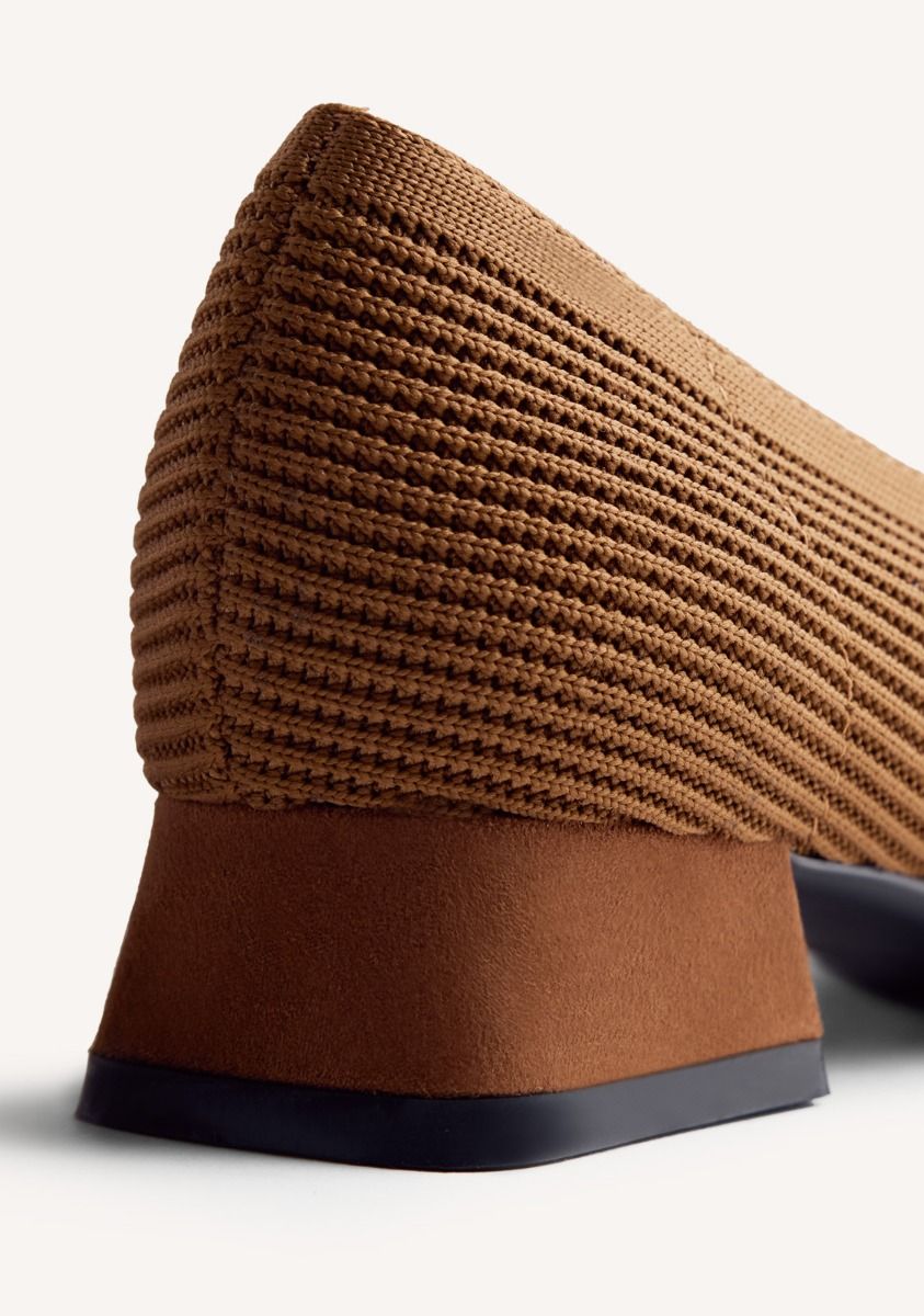 TAN AND BLACK CHIC ELASTIC HEELED SHOES