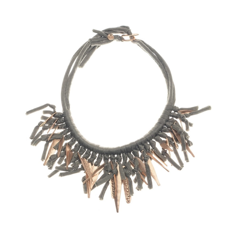 SHORT NECKLACE WITH ART LEAVES