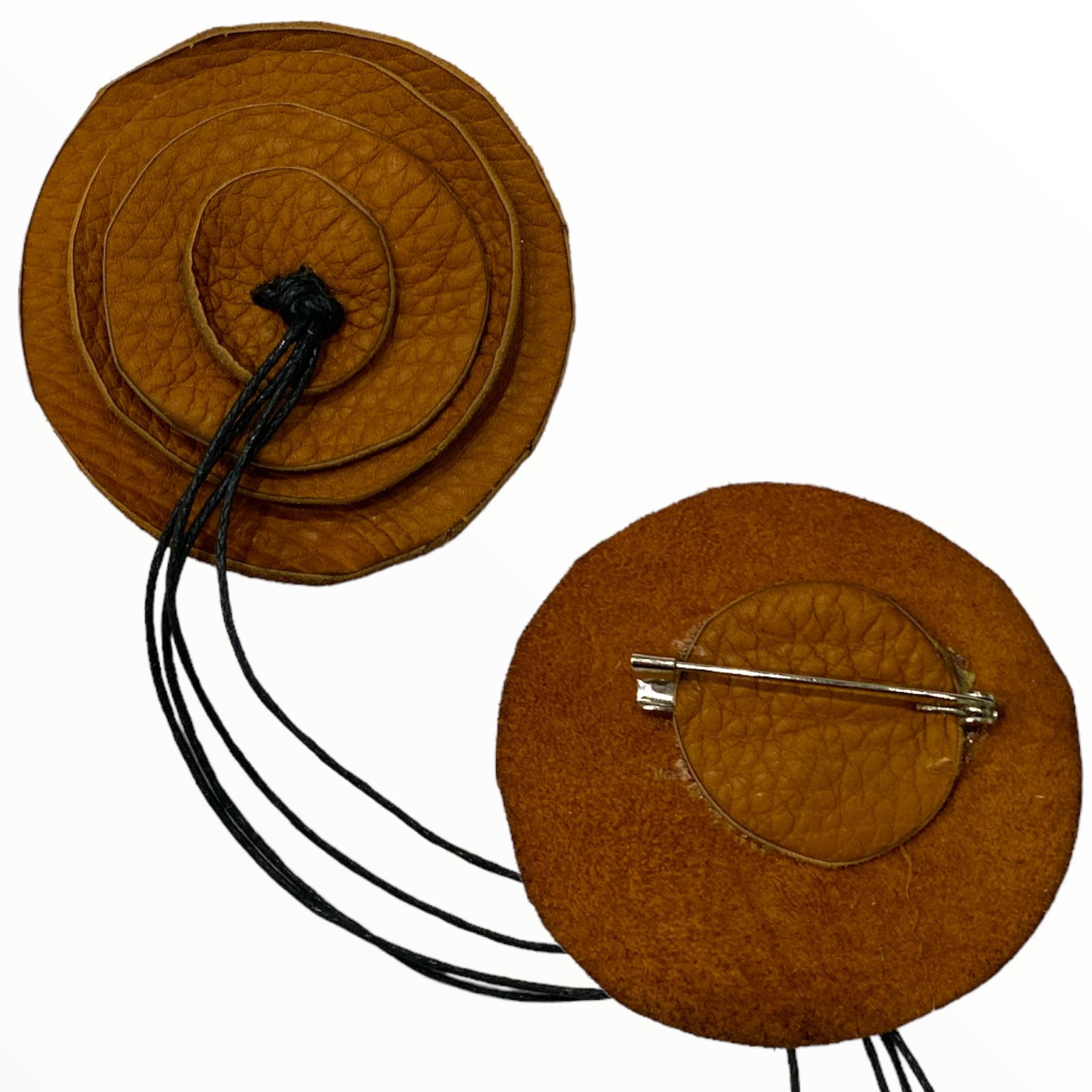 Taba flower leather brooch