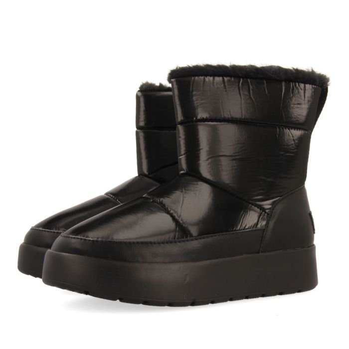 BLACK ULTRA CONFY QUILTED BOOTS