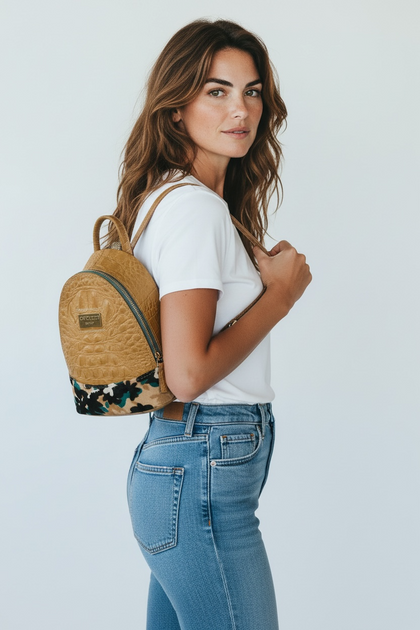 Agapi small. Camel backpack with calf-hair details.