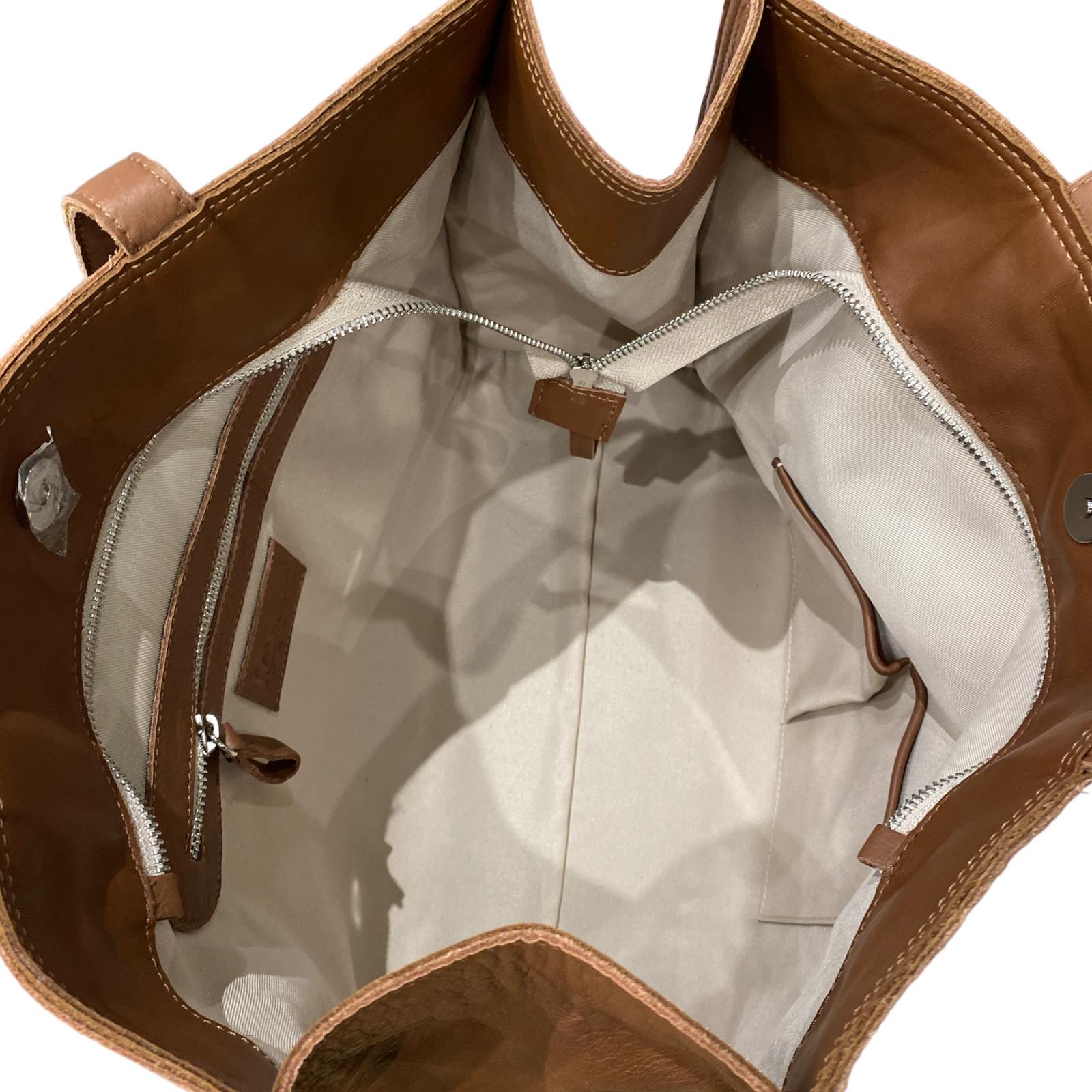 Taba leather shoulder bag with hands